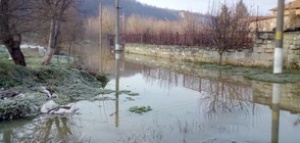 Заради интензивните снеговалежи в Североизточна България река Русенски Лом продължава да