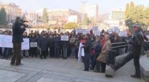Недоволни жители на Горна Оряховица излязоха днес на протест пред
