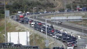 Втори ден по пътищата на България трафикът ще е засилен.