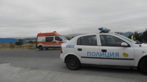 Тежкотоварен камион се обърна на пътя край Банско, помитайки три