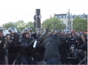 Безредици във Франция Полицията използва сълзотворен газ за да разпръсне