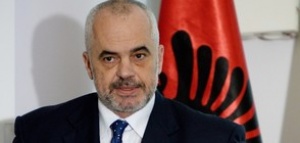 Група депутати нападнаха с яйца и брашно министър председателя на Албания