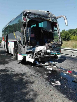 Тежка катастрофа с автобус е станала на 27 ми километър след