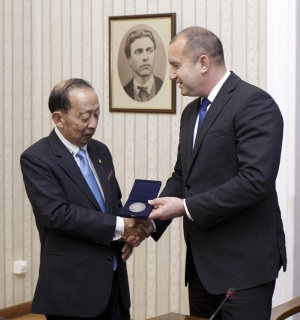 Държавният глава Румен Радев удостои днес президента на Международната филателна