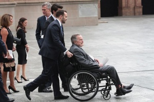 Бившият американски президент Джордж Буш баща е приет в болница в