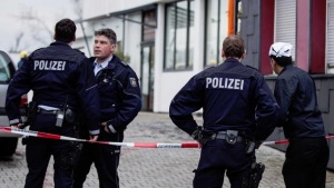 Германската полиция нахлу в центъра за бежанци, където преди три