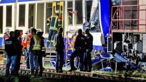 Два влака се сблъскаха в Германия Двама загинаха 14 са