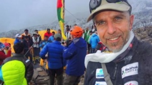 Тримата шерпи които издирват изчезналия алпинист Боян Петров са достигнали