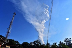 Индонезийските власти обявиха тревога заради най-нестабилния вулкан в страната - Маунт Мерапи, разположен