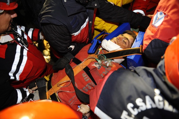 185 спасени в Турция, момче оцеля 108 часа под развалините