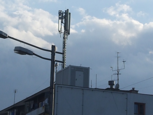 Една трета от клетките на мобилните оператори в София – незаконни