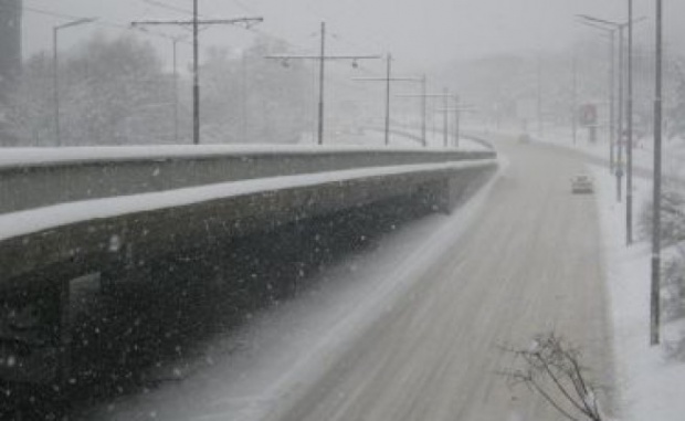Поледица и сняг в Източна България, предупреждават шофьорите с жълт код