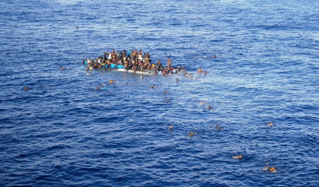 Близо 100 мигранти изчезнаха след корабокрушение край бреговете на Либия