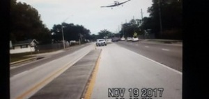 Самолет кацна аварийно на магистрала