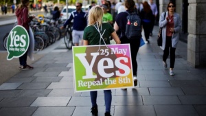 Ирландия поиска либерализиране на закона за абортите, който е един