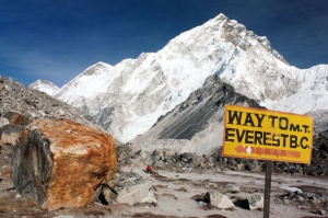 Китай събра 8 5 тона боклуци в акция за почистване на връх Еверест оставени