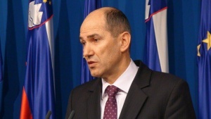 Лидерът на дясната консервативна и антиимигрантска Словенска демократическа партия Янез