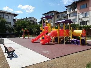Нова детска площадка е монтирана в междублоково пространство на улица