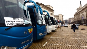 Автобусните превозвачи заплашват да блокират страната заради лобистки според тях