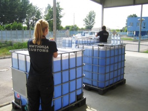 Служители на Митница Лом задържаха 6000 литра етилов алкохол пътуващ