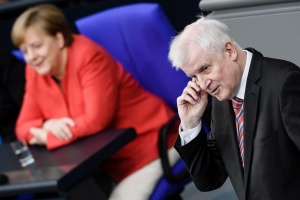 Германският вътрешен министър Хорст Зеехофер председател на баварския Християнсоциален съюз ХСС оцени скептично