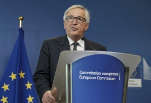 Председателят на Европейската комисия Жан-Клод Юнкер свиква в неделя в Брюксел правителствени