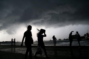 Проливен дъжд придружен от силна буря с вятър  гръмотевици и градушка се изсипа снощи над Истанбул преди полунощ  Синоптичната служба