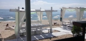 Шест незаконни заведения на неохраняемата част от плажа в Шкорпиловци край