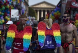 Десетки хиляди хора излязоха вчера следобед на гей парад в Париж. Шествието
