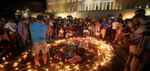 Стотици се събраха в понеделник вечерта пред гръцкия парламент на