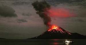 Вулкан на остров в протока Сунда в Индонезия изригна 49