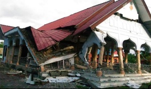 Трус с магнитуд 6,3 разтърси индонезийския остров Ломбок, предадоха световните