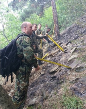 Военните оказват помощ за гасенето на пожара в Карловско