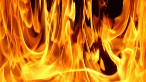 В Разлог продължава гасенето на пожар избухнал в жилищен блок