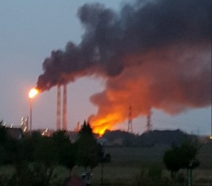 Експлозия последвана от пожар избухна в събота сутринта в рафинерия