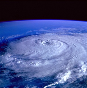 Ураганът Флорънс наближава източното крайбрежие на САЩ но отслабна още