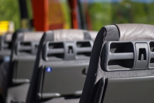 Депутатите решават дали предпазните колани да станат задължителни за автобусите