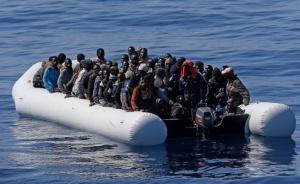 Лодка с двайсетина мигранти на борда е потънала край турския