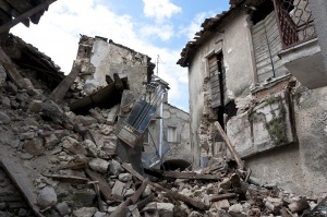 Хуманитарна криза в опустошените от земетресението и последвалото цунами селища