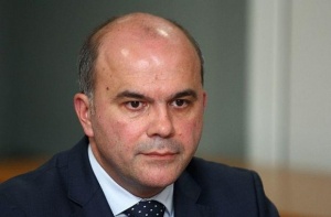 Социалният министър Бисер Петков прогнозира че увеличаването на максималния осигурителен