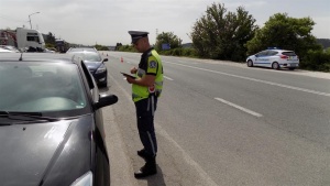 Полицаи в Разградско засякоха шофьор движещ се със скорост 148