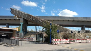 Мост се срути от силните наводнения на италианския остров Сардиния.