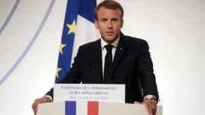 Френският президент Еманюел Макрон направи промени в правителството съобщава Ройтерс