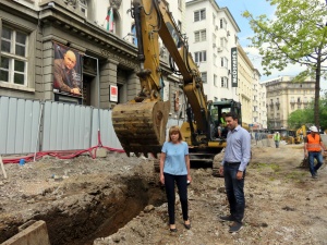 Поставиха първият елемент от градското обзавеждане на ремонтирания площад Славейков