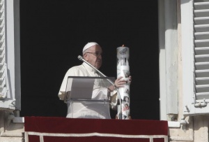 Папа Франциск запали свещ в памет на жертвите на конфликтите