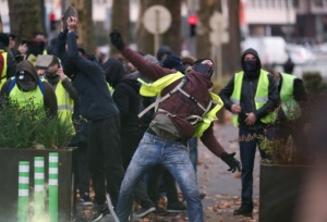 Протест на жълтите жилетки се провежда и в Брюксел адържани