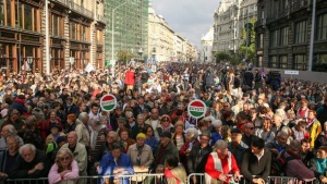 Поредна вечер на протест в Будапеща събра снощи хиляди пред