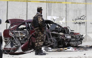 Въоръжени мъже взривиха кола бомба преди да нахлуят и да открият