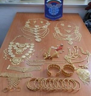 Опити за контрабанда на близо 2 кг златни бижута предотвратиха