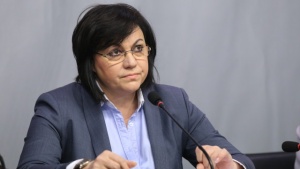 Соцлидерът Корнелия Нинова започна нетрадиционно доклада си пред червения конгрес